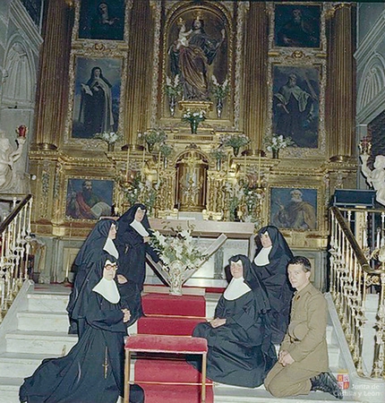 Al pie del retablo. Ver imagen ampliada a través de Lightbox. Puede provocar un cambio de contexto.
